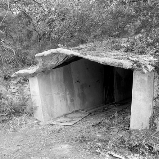 Vue extérieure de la deuxième entrée du magasin à munitions sous roc.