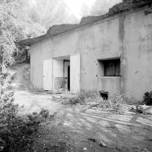 Entrée principale. Ensemble du bâtiment. A droite, fenêtre du local du groupe électrogène.