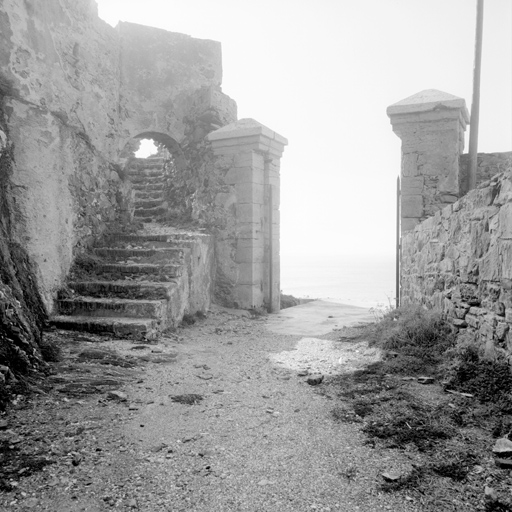 Revers du portail d'entrée. A gauche, escalier d'accès au bastionnet.