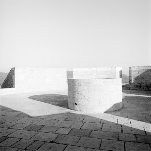 Tour. Plateforme supérieure. Au premier plan, margelle de l'oeil de la voûte. Derrière, parapet d'artillerie.