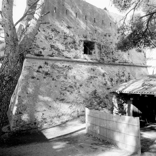 Tour. Face est. Au-dessus du cordon de magistrale, remarquer les embrasures à canon colmatées.