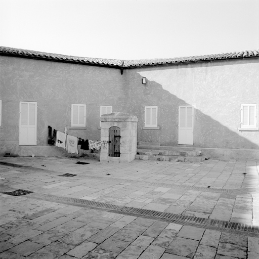 Corps de place. Cour centrale. Corps de bâtiment nord-ouest et puits de la citerne.