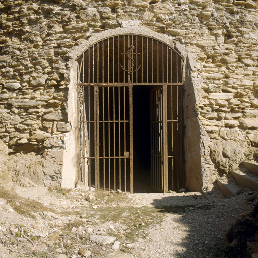 Portail d'entrée de l'étage inférieur de la tour.