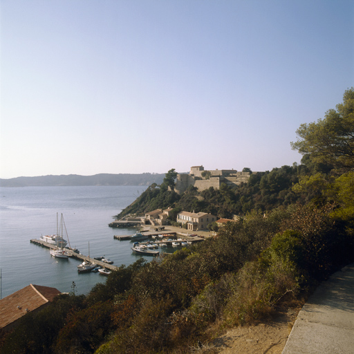 Port-Cros et le fort du Moulin vus du sud-est. Au fond, île de Bagaud.