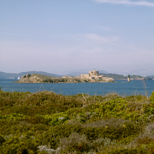 Ile et fort du Petit Langoustier vus de l'est.