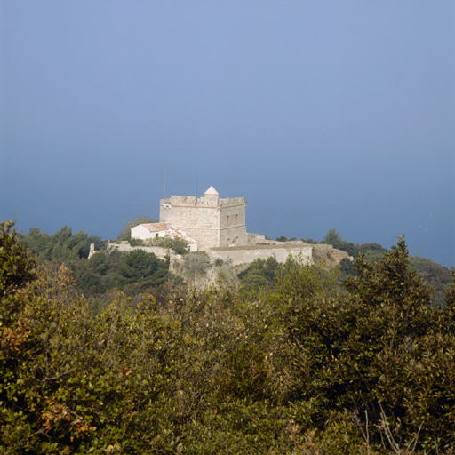 Vue générale prise du sud-ouest depuis le fort de l'Eminence.