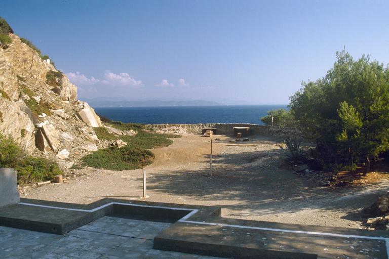 Terre-plein de batterie vu du sommet de la tour, en direction du nord-est.