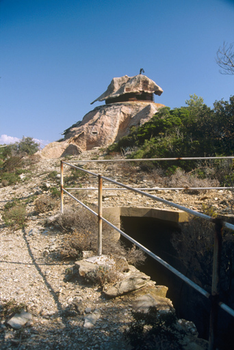 Poste de direction de tir. Vue prise de l'arrière ; au premier plan, à droite, entrée de l'étage inférieur.