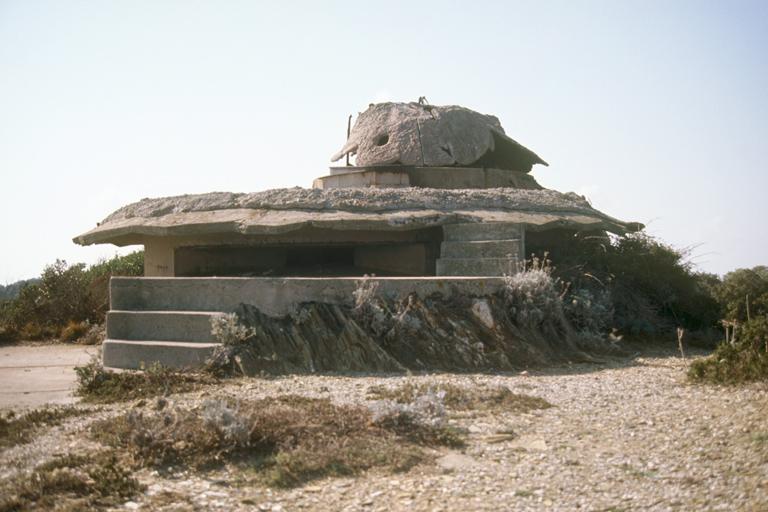 Batterie haute des Mèdes. ; Poste de direction de tir vu de l'avant.