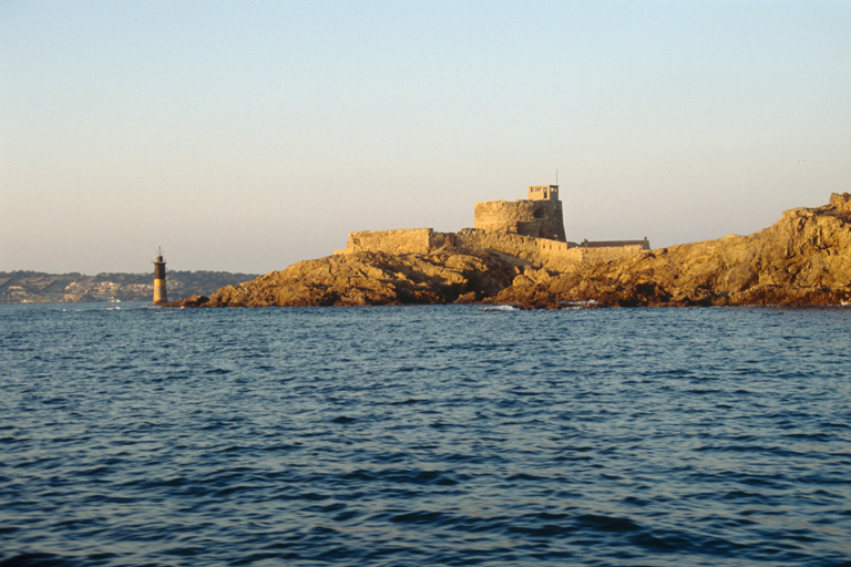 Fort et îlot du Petit Langoustier vus du sud-ouest, depuis la mer.