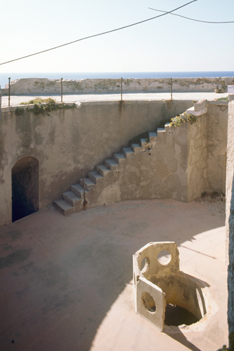 Petit Langoustier : parapet d'infanterie. ; Etage supérieur de la tour, vue intérieure. A gauche, débouché du corridor d'entrée. Au centre, escalier d'accès au parapet d'infanterie. En bas : oeil de la voûte.