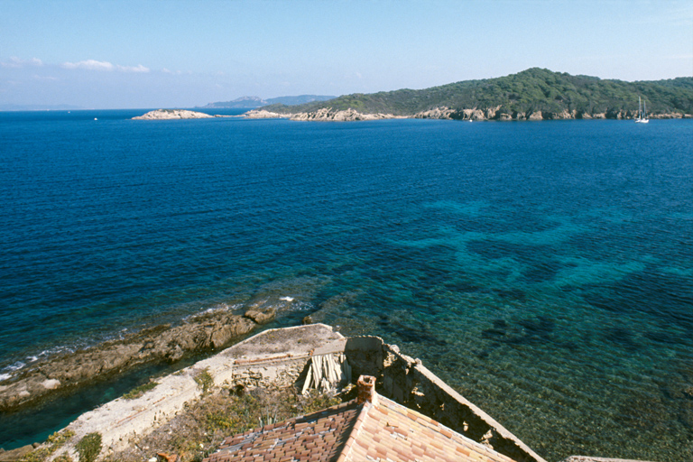 Vue prise de la tour vers l'est : la calanque de la Maure, l'îlot et le cap Rousset. A l'arrière-plan, le cap des Mèdes.