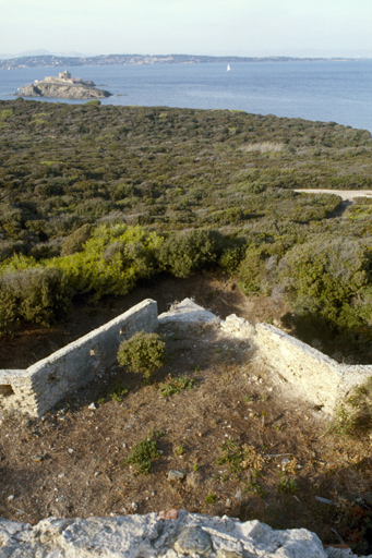 Vue prise du haut de la tour en direction du nord-ouest. Au premier plan, redan nord-ouest de l'enceinte.