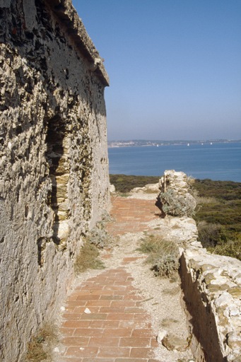 Chemin de ronde de la face nord-est de la tour.