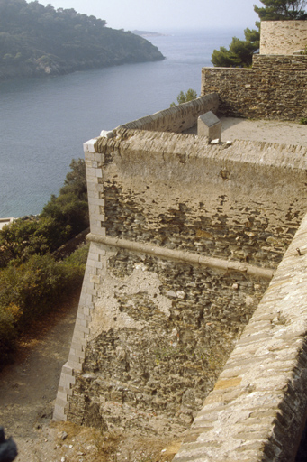 Saillant sud-est de l'enceinte et port.