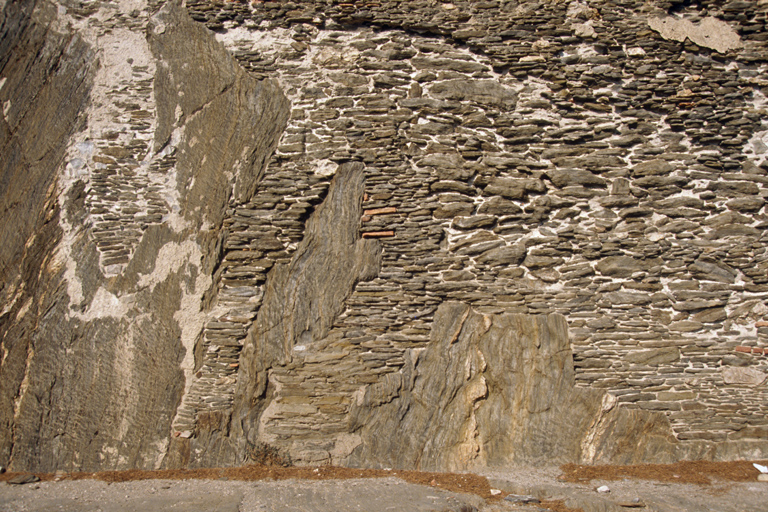 Escarpements du pied du château, vers la batterie basse.