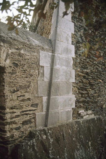 Saillant et flanc gauche du demi-bastion de gauche du front de gorge (remarquer la chaîne d'angle et le soubassement rocheux).