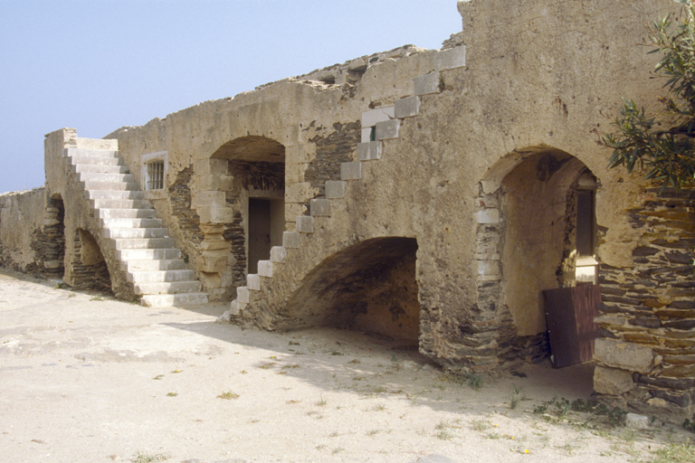 Front de gorge. Vue intérieure d'ensemble : au centre, passage d'entrée et, de part et d'autre, escaliers d'accès à la banquette d'infanterie.