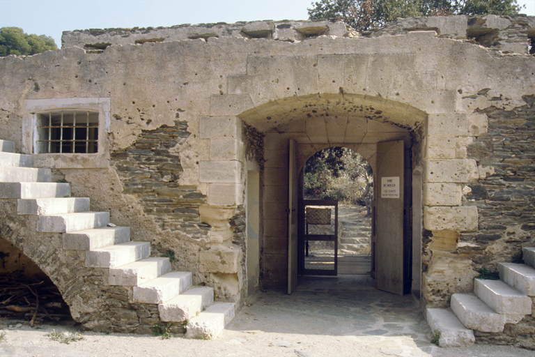 Vue rapprochée du passage d'entrée prise de l'intérieur du fort.