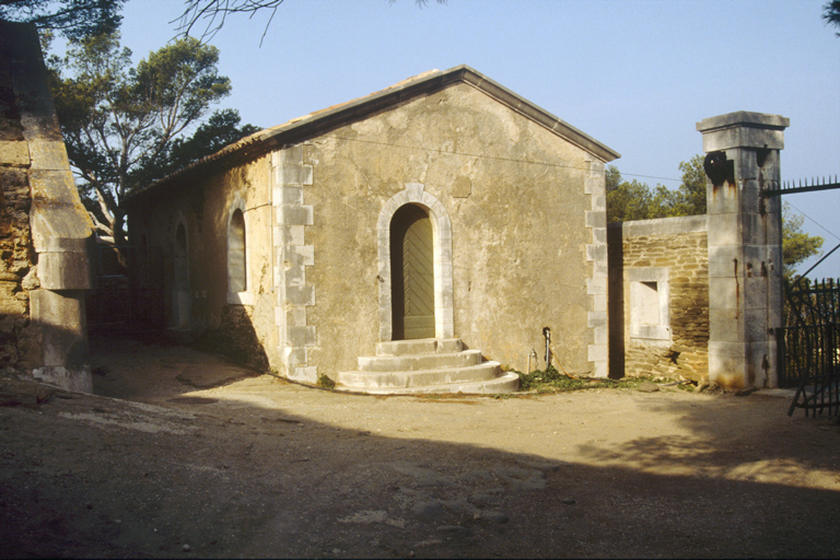 Corps de garde de l'entrée.