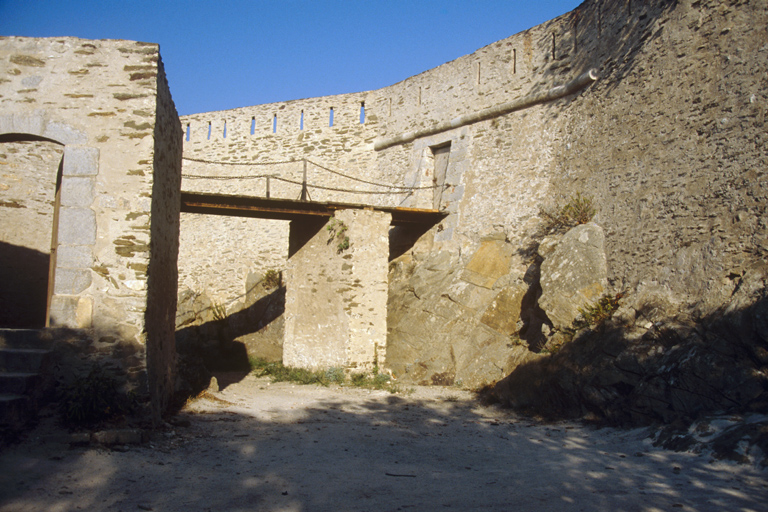 Front de gorge. Ravelin d'entrée, pont et porte de l'ouvrage.