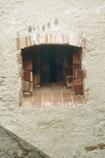 Bâtiment central. Créneau de fusillade. Vue extérieure.