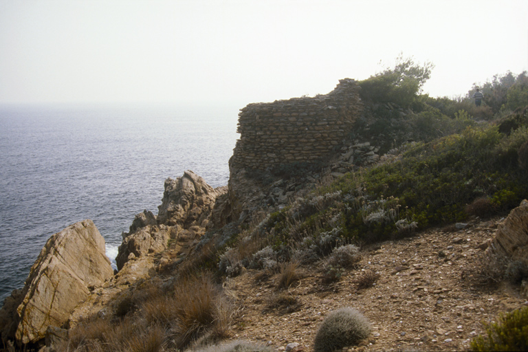 Batterie du Titan sur l'île du Levant. Vestiges du soubassement d'une tour.