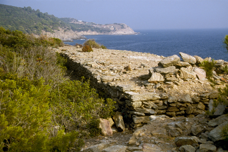 Batterie du Titan sur l'île du Levant. Vue rapprochée du parapet de la batterie.