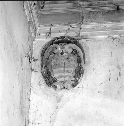 Vue générale du blason portant les armoiries de Joseph Guyon de Crochans, évêque de Cavaillon de 1709 à 1742.
