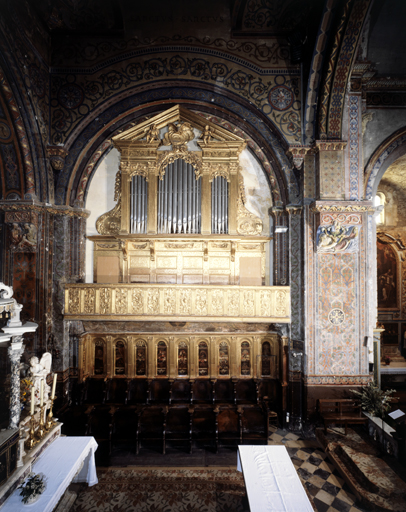 Choeur, vue d'ensemble du côté sud ; Vue d'ensemble. ; Vue d'ensemble ; Vue d'ensemble. Noter la voussure en arc-de-cercle peinte et le rythme des pilastres cannelés reprenant celui des lambris.