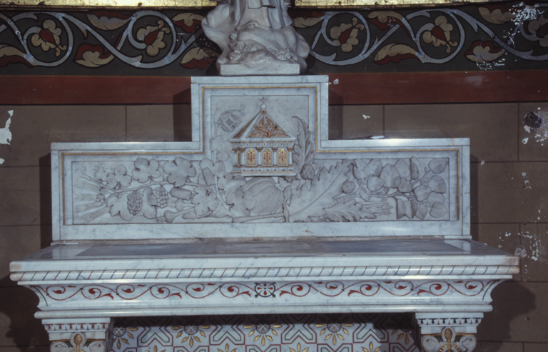 Détail : le gradin à redents décoré par la châsse de saint Eloi sur les produits du terroir de Cavaillon.