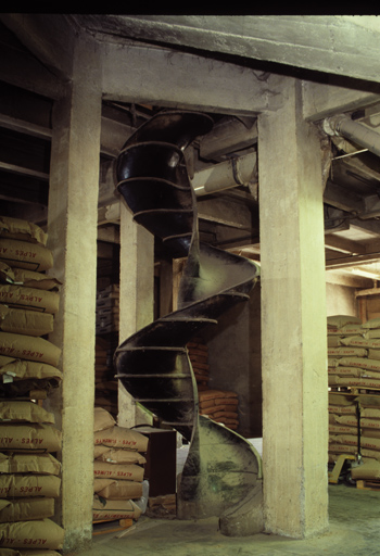 Partie ouest, magasin et toboggan pour les sacs.