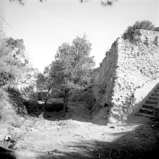 Enceinte vue côté ouest, prise dans le fossé. A droite départ de l'escalier d'entrée.