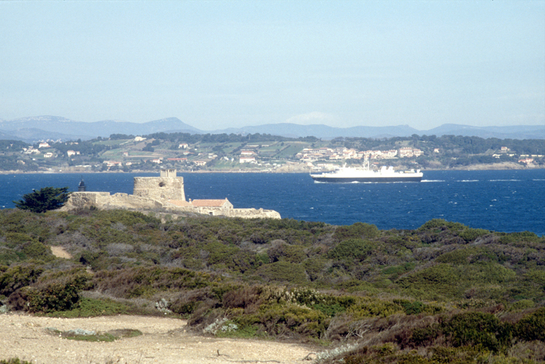 Extrémité nord de la presqu'île du Langoustier et fort du Petit Langoustier pris du sud-est (fort du Grand Langoustier). Au deuxième plan, l'île du Grand Ribaud. Au fond, côté sud de la presqu'ïle de Giens.