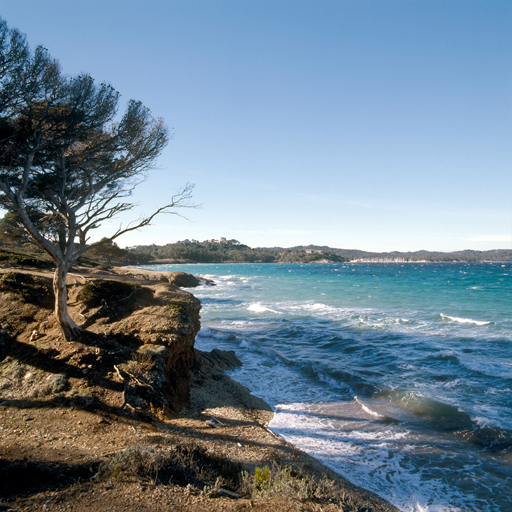 Le fort vu de de la plage de la Courtade.