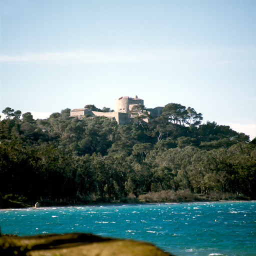 Le fort vu de de la plage de la Courtade.