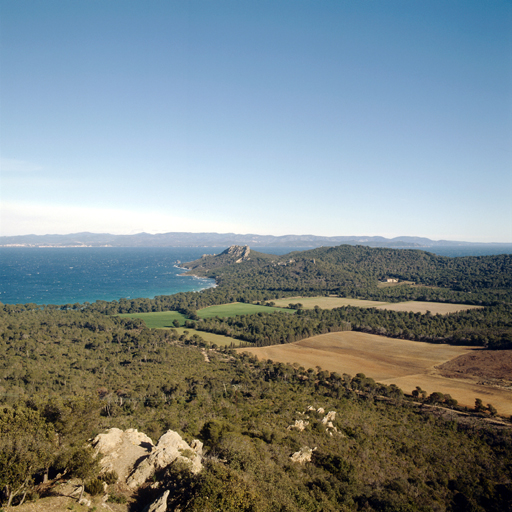 Vue prise du sémaphore en direction de l'est. En bas, la plaine Notre-Dame, derrière crête et cap des Mèdes. Au fond, îles de Bagaud et de Port-Cros.