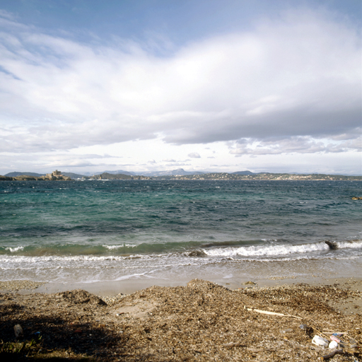 La petite passe vue de la côte ouest de Porquerolles. A gauche, fort du Petit Langoustier.