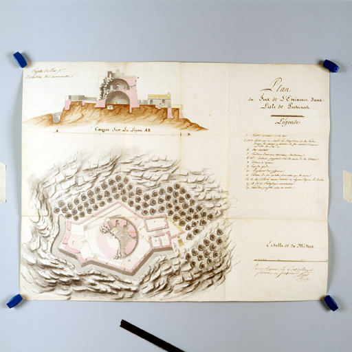 Plan du fort de l'Eminence dans l'isle de Porquerolles. [Plan et coupe après destruction partielle de la tour réduit.] 1719