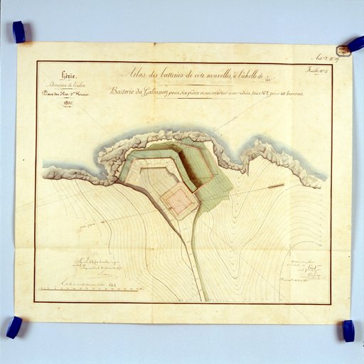 Atlas des batteries de côte nouvelles à l'échelle de 1/300. Batterie du Galéasson pour six pièces et un mortier avec réduit tour n°2 pour 40 hommes. [Plan]. 1850