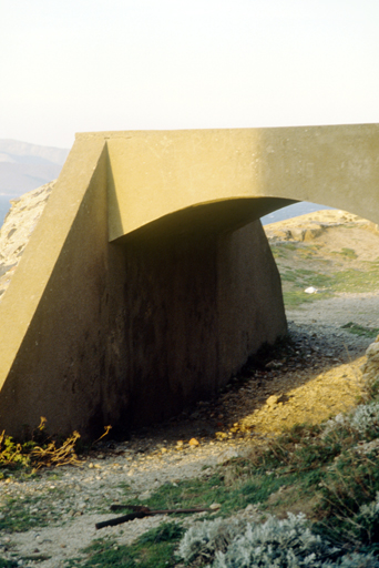 Passage couvert du magasin de batterie (ancienne traverse). Derrière, pignon nord-est de la caserne réduit.