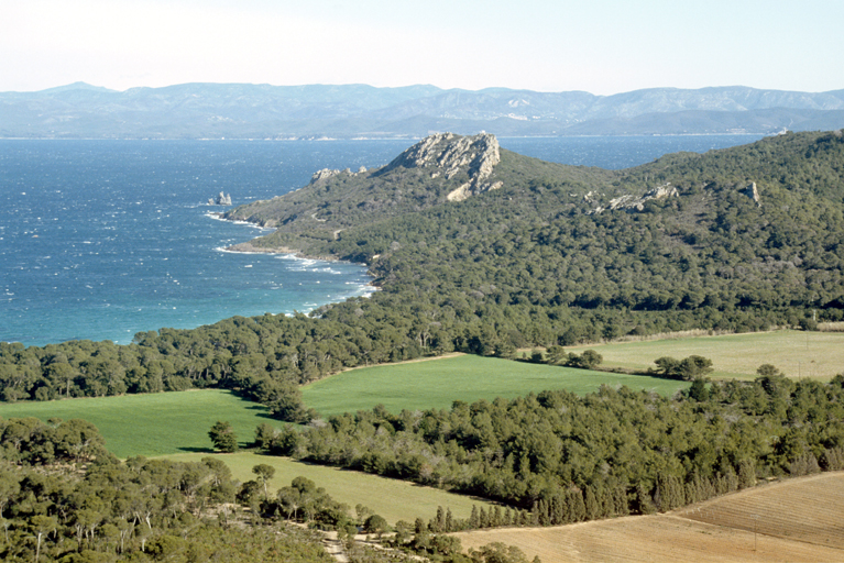 Vue prise du sémaphore en direction de l'est. En bas, la plaine Notre-Dame, derrière crête et cap des Mèdes. Au fond, îles de Bagaud et de Port-Cros.