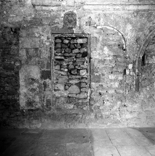 Cloître, galerie sud, porte de la deuxième église.