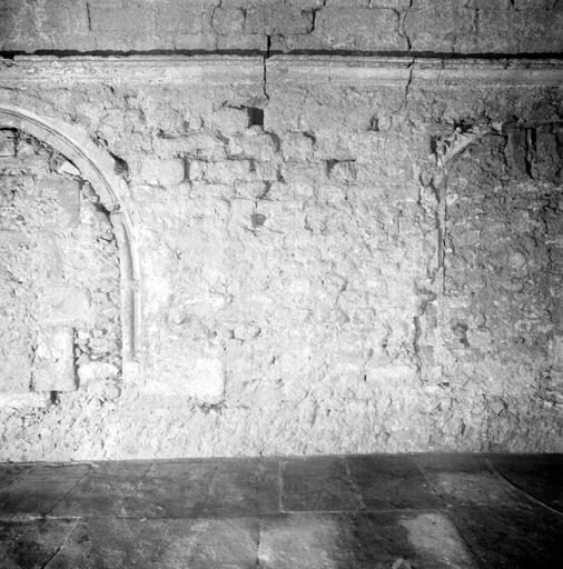 Cloître, galerie sud, section de l'élévation nord de la deuxième église.