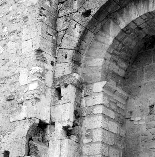 Deuxième église, nef, élévation nord, première travée, culot gauche.