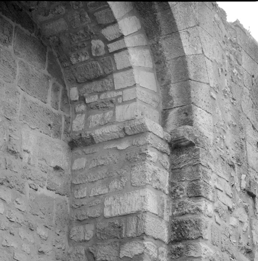 Deuxième église, nef, élévation nord, première travée, culot droit.