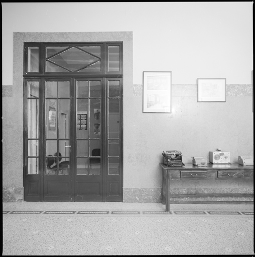 Bâtiment A, rez-de-chaussée, vestibule, porte vitrée nord.