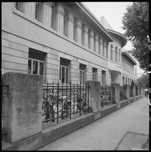 Bâtiment A, élévation antérieure ouest, partie centrale en volume vers le sud.