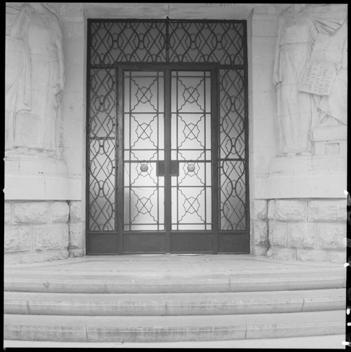 Bâtiment A, élévation antérieure ouest, porte d'entrée.