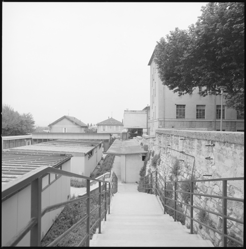 Terrasse est, accès vu vers le sud.